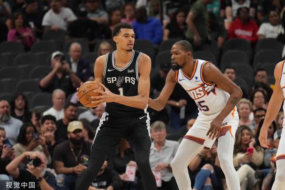 许多球迷在 许多球迷在